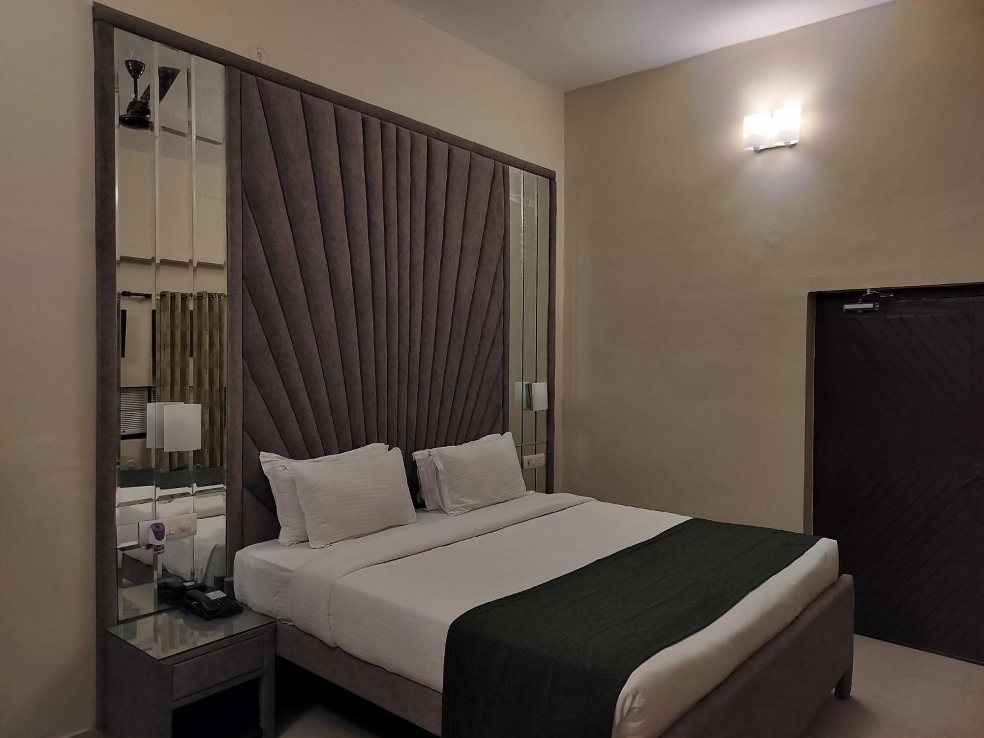 Bel-La Monde Hotel "Riverside" - Jim Corbett Garjia 외부 사진